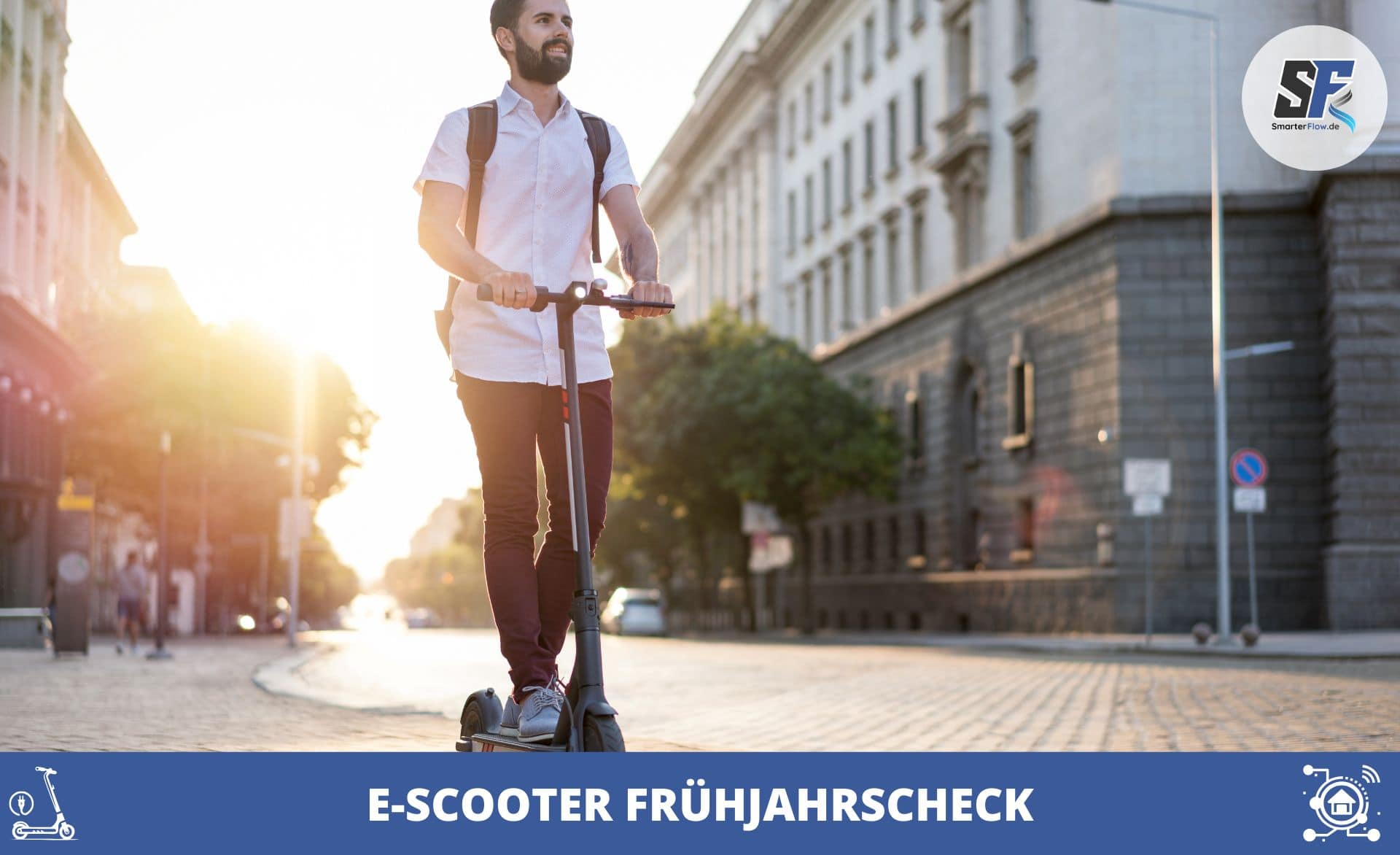 Während die Sonne über der Stadt untergeht, fährt eine Person mit einem Elektroroller die Straße entlang. Auf dem Banner darunter prangt stolz „E-Scooter Frühjahrscheck“.