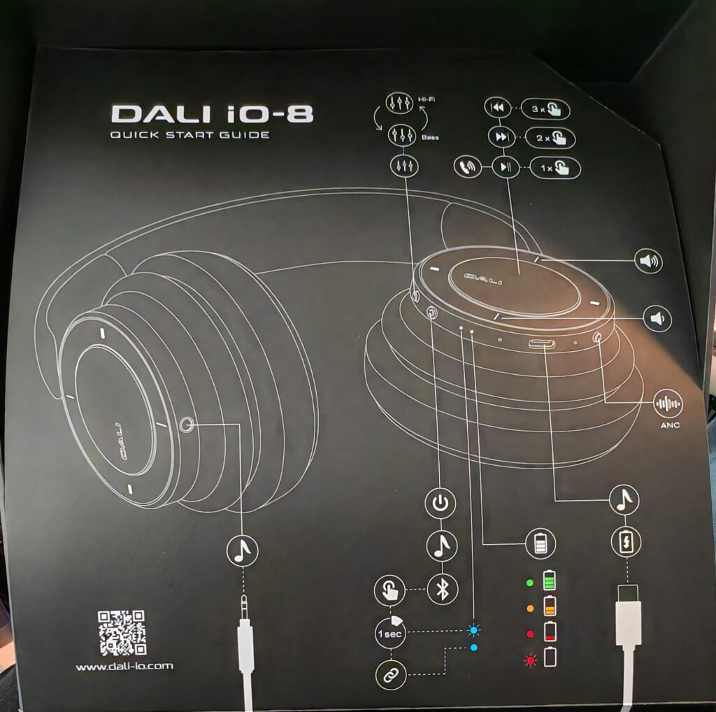 Diagramm des DALI iO-8-Kopfhörers mit Beschriftung der Tastenfunktionen, LED-Anzeigen, Anschlussports, ANC und Audiosteuerung – perfekt als Kurzanleitung oder Referenz für Ihren nächsten Dali IO-8-Test.