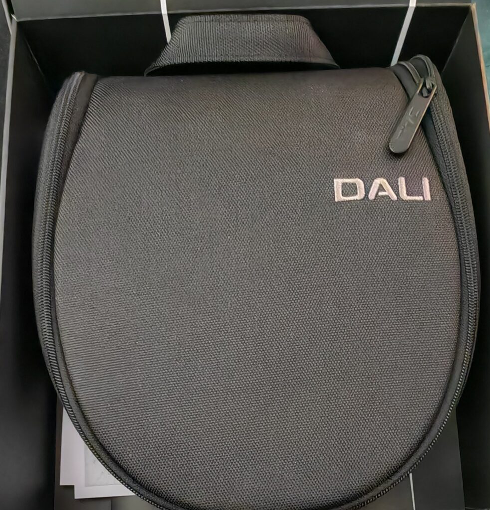 Eine schwarze Tragetasche mit Reißverschluss und dem DALI-Logo, in einer Box untergebracht – perfekt für Ihr Dali IO-8-Test-Setup.